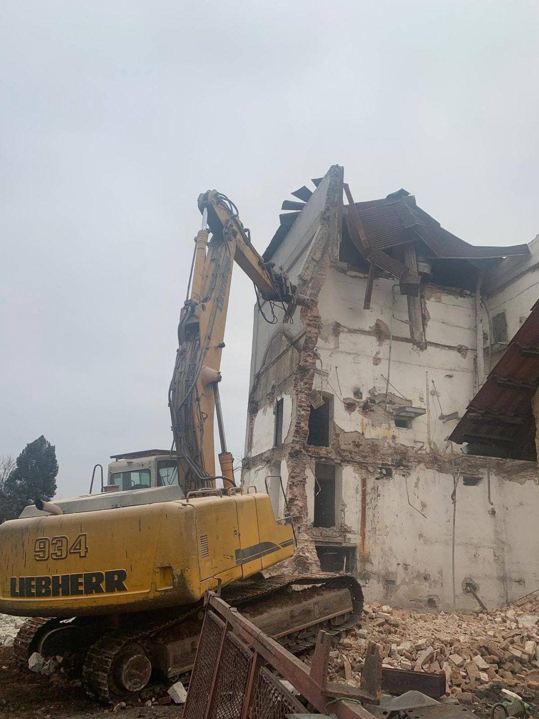 Excavator Liebherr 934 Demolex demolând o clădire din cărămidă în București